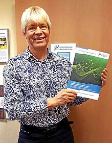 Prof. Dr. Elmar Wienecke mit der Schriftenreihe der FHM Bielefeld (Heft 13) zum Thema Mikronährstoffe