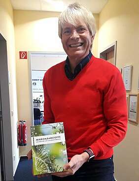 Prof. Dr. Elmar Wienecke zeigt sein neues Buch "Mikronährstoffe"